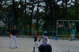 アウト！かと思ったら、ベースから離れていたということでセーフ・・・。よし、ベースから離れているか写真で確認だ。　　写っていな～い（笑）。　疑惑は疑惑のままで・・・。済んだことは忘れましょう。