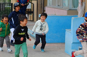 KYOU君が変な顔をしてピューマーズキッズを追いかけています。小さい子と遊んであげるKYOU君のやさしい一面を垣間見た気がします。KYOU君を褒めてあげたい気もするのですが、この時はバッティング練習中なんです・・・。まあ、今回だけは許してあげましょう。