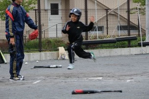 嬉しそうに、高々とジャンプしながらホームイン! ベースを踏んだ? 楽しそうだから、いいか(笑)