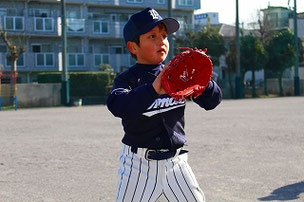 パワーが魅力のNAR君。投げる球も速くて、将来はピッチャーで4番を目指そう！　強い当たりを打てるので、ヒットを打ってくれるのであれば、Aチームの内野ポジションを奪えます。がんばって！