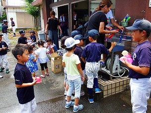 誰かが、水風船をいっぺんに作れる道具を持ち込んだので大変！