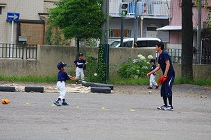 低学年生たちも、守備やバッティングの練習をがんばりました。Sパパ、Aパパ、いつも指導をありがとうございます。