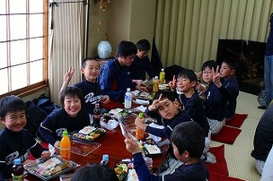 6年生を送る会。 美味しいお弁当でしたね。