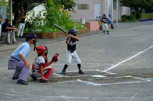 1番打者は四球で出塁