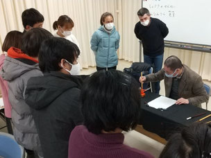 筆の使い方を学んでいる様子