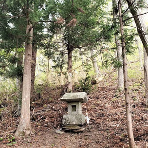 ▲烏兎山(川崎町薄衣)の山頂にある石祠