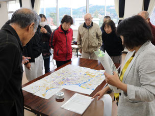 人気講座の古文書教室の様子