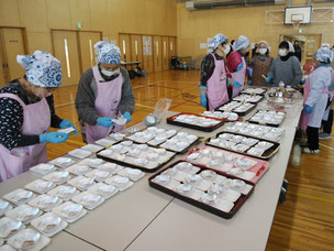 東山郷福餅つき隊　女性陣の間で受け継がれる作業