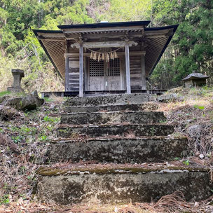 ▲烏兎ヶ森(一関市舞川)の 中腹にある烏兎輪山観世音