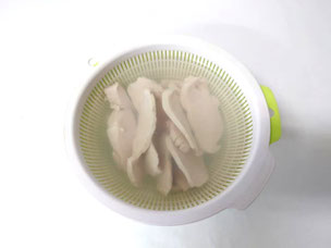 塩抜き中の鶏肉