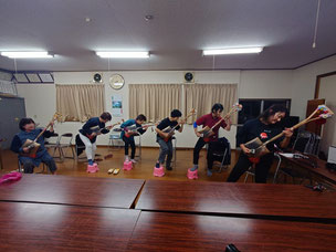 サンイチ三味線　自治会館での練習の様子