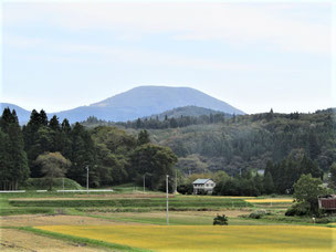 掬水の丘から望む室根山