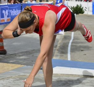 Katharina Schiele beim Kugelstoßen