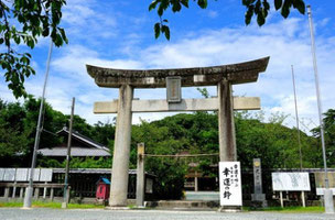 「西公園」の参道を登りきったら、黒田官兵衛ゆかりの「光雲神社（てるもじんじゃ）」があります。