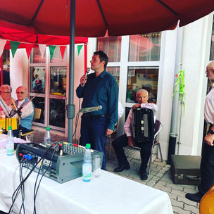 Alexander Kätzel Töpen Moderation Haus Kamilla Seniorennachmittag Auftritt