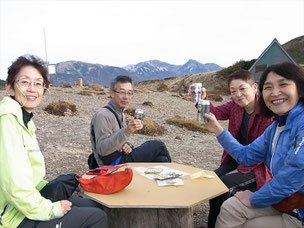 小屋前に戻り乾杯、早くもビールを飲んでいる