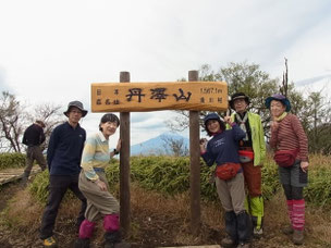丹沢山標識の中の富士山