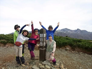 朝日岳山頂(2,418,3m)にて 後ろは左が白馬岳、右が旭岳