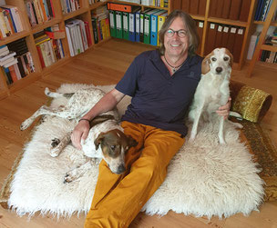Tierheilpraktiker Manfred Rüben mit seinen Hunden Toby und Bina.