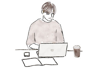 資料を広げながらノートパソコンに向かう男性。傍らにテイクアウトコーヒー。