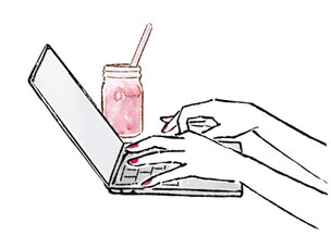 ノートパソコンに向かう指先。となりにドリンクボトル。