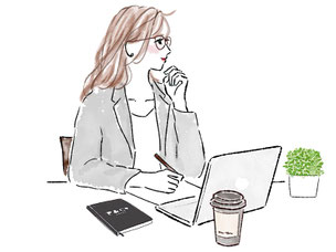 打ち合わせテーブルでノートパソコンとノートを広げるジャケット姿の女性。手帳、コーヒー、グリーンの鉢植。