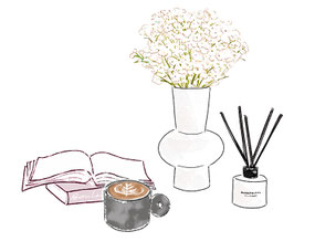 ページがめくられた本とコーヒーのマグカップ。カスミソウが飾られた花瓶。アロマディフューザー。