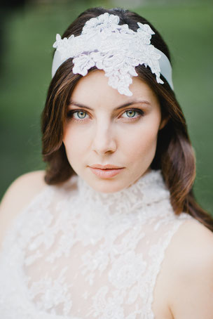 Eleganter Vintage Haarband mit einer Applikation aus feinster Spitze, die von süßen Perlen und Pailletten umspielt werden. Das Haarband wird hinten einfach zu einer Schleife oder Knoten gebunden.