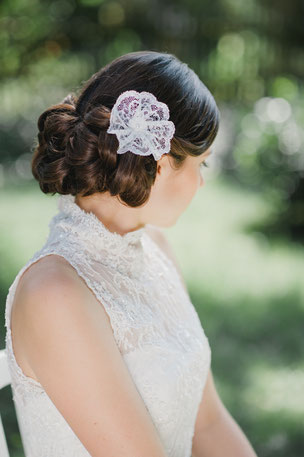 Luftige Blüte aus Spitze in einem natürlichen Elfenbein-Ton für einen verspielten Braut-Look. Wunderschön variabel, ob zu offenem Haar oder zu einer Hochsteckfrisur oben, seitlich oder hinten gesteckt, einfach romantisch schön!