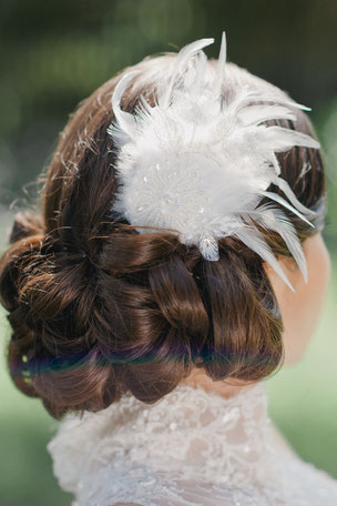 Romantisch, verspieltes Headpiece aus Federn und feinster Spitze, geschmückt mit süßen Perlen und Pailletten. Ein exquisiter Haarschmuck für den verspielten Braut-Look. Sagenhaft apart!