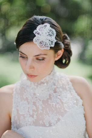 Luftige Blüte aus Spitze in einem natürlichen Elfenbein-Ton für einen verspielten Braut-Look. Wunderschön variabel, ob zu offenem Haar oder zu einer Hochsteckfrisur oben, seitlich oder hinten gesteckt, einfach romantisch schön!