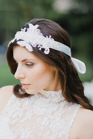 Eleganter Vintage Haarband mit einer Applikation aus feinster Spitze, die von süßen Perlen und Pailletten umspielt werden. Das Haarband wird hinten einfach zu einer Schleife oder Knoten gebunden.