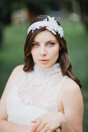 Eleganter Vintage Haarband mit einer Applikation aus feinster Spitze, die von süßen Perlen und Pailletten umspielt werden.