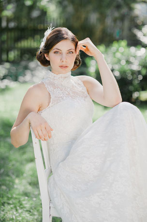 Romantisch, verspieltes Headpiece aus Federn und feinster Spitze, geschmückt mit süßen Perlen und Pailletten. Ein exquisiter Haarschmuck für den verspielten Braut-Look. Sagenhaft apart!