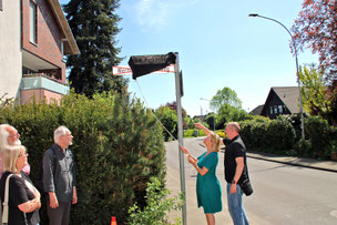 Barbara Fitzek enthüllt das neue Straßenschild
