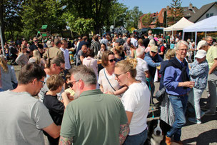 Besucher beim 1. Maifest in Wickrathberg