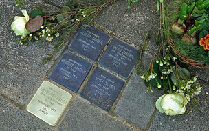 Gedenkplatte und Stolpersteine in Wickrathberg