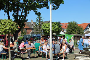 Besucher beim Maifeiertag in Wickrathberg