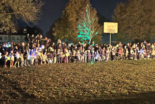 Große Kinderschar am Martinsfeuer