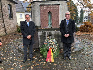 Kranzniederlegung am Kriegsgefallenen-Denkmal