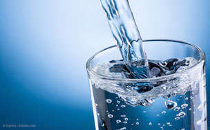 Wassertrinken hält den Mund feucht und vermindert schlechten Atem. (© Hyrma - Fotolia.com)