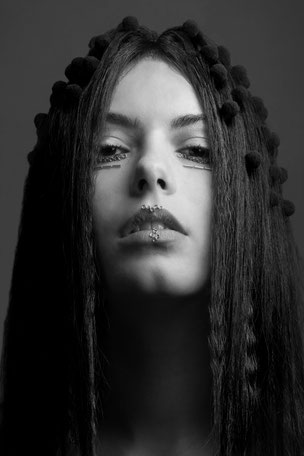 photo noir et blanc, photo coiffure et maquillage, pose de perles et bijoux sur le visage et les lèvres