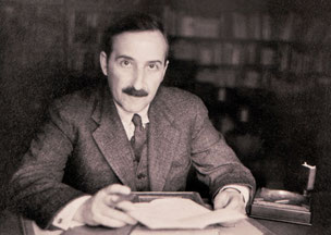 Stefan Zweig an seinem Schreibtisch in Salzburg, etwa 1930. © Stefan Zweig Zentrum Salzburg