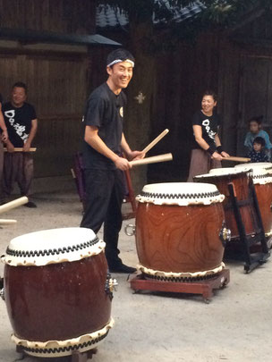 ざるやぶり神事2015にお笑い芸人のロバート山本さんが取材に来てくれました