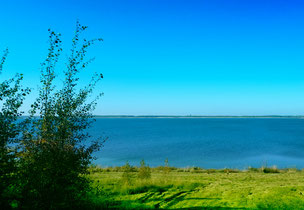 Cospudener See bei strahlendem Sonnenschein