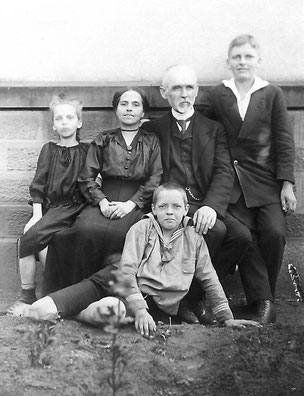 Meine Großeltern Mathilde und August Siebert mit ihren Kindern Elfriede Heinz-Martin und Hans-Theodor etwa 1917 in Bockenheim