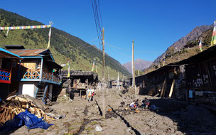 Village de Olangchun avant le col Lumba