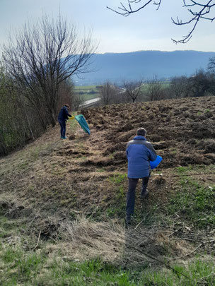Säubern auch abseits der Wege - Foto: privat/NABU Metzingen