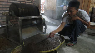 付きっきりでの焙煎作業