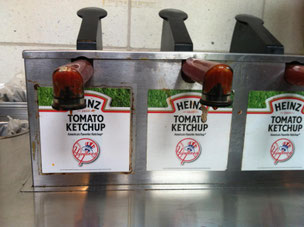 ヤンキース・スタジアムではホットドッグ用のケチャップにもトレードマーク
